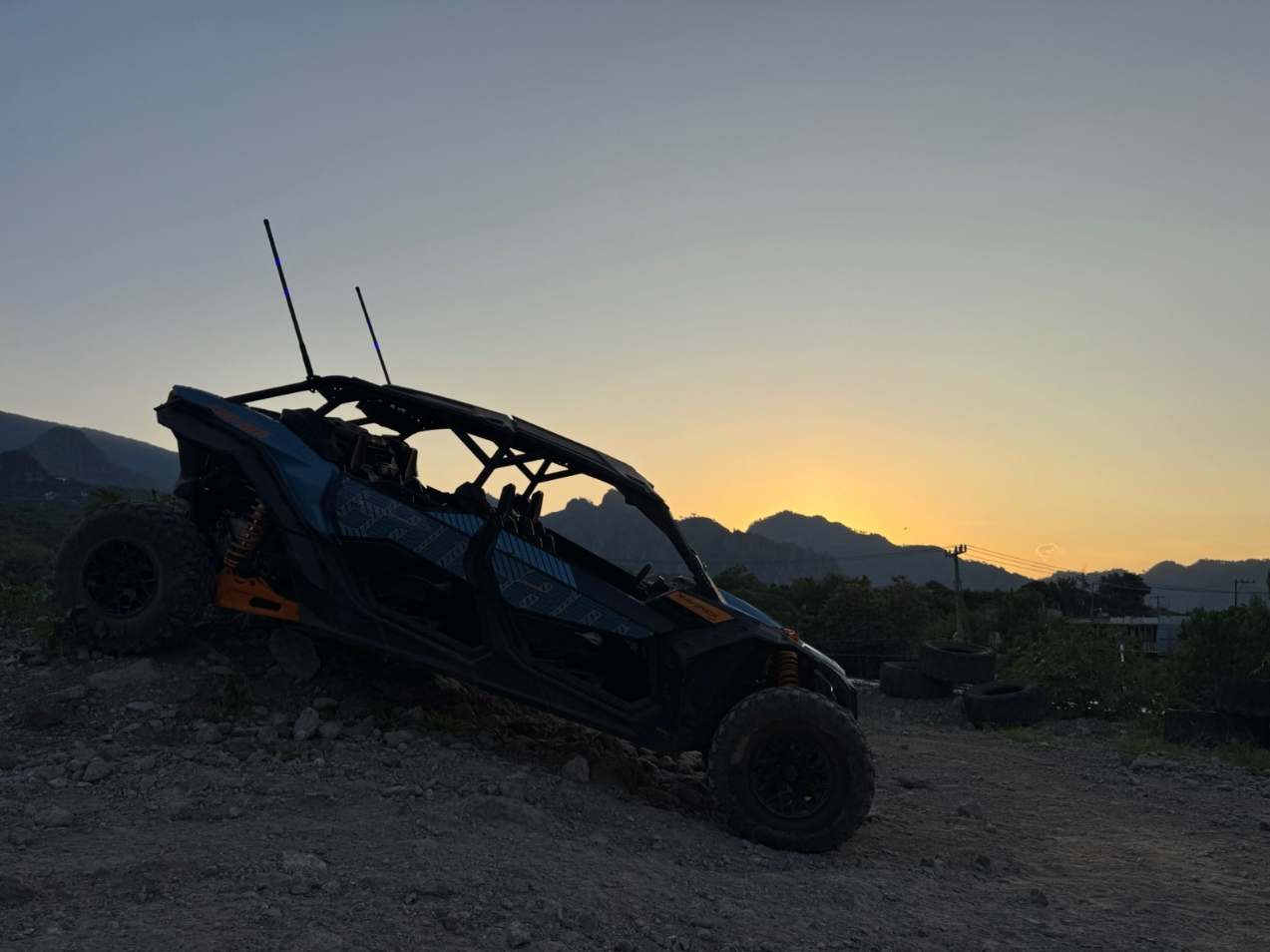 Maverick X3 a contraluz al amanecer, con los cerros de Tepoztlán al fondo.