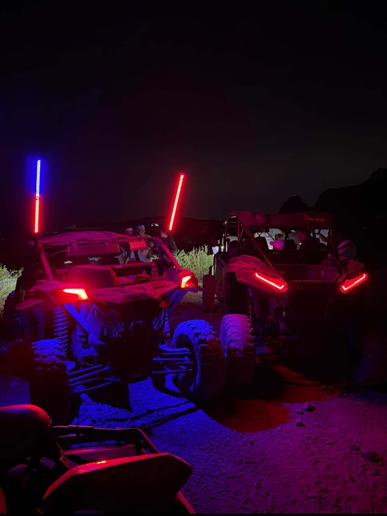 Vehículos de noche con antenas de luz LED roja y azul.